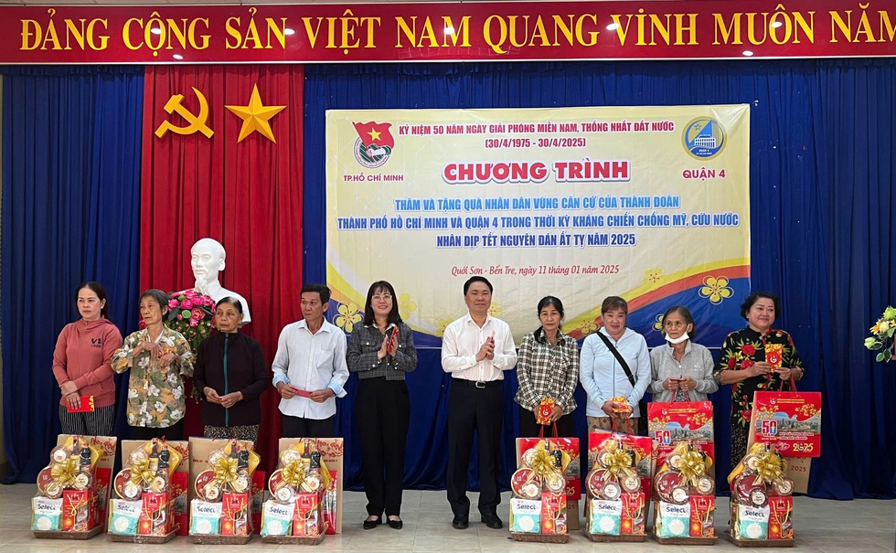 Thăm hỏi, tặng qu&agrave; tết người d&acirc;n v&ugrave;ng căn cứ tại Bến Tre- Ảnh 2.