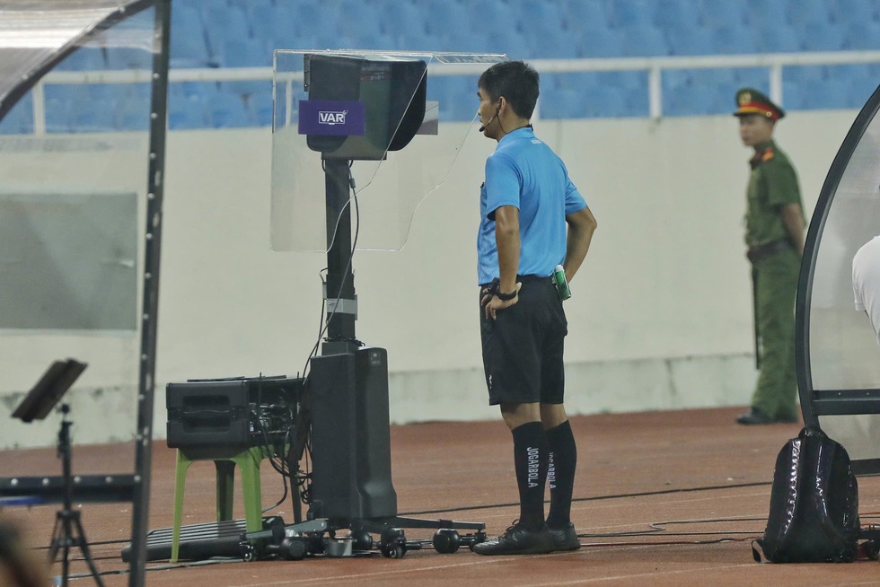 VAR lại xuất hiện ‘chi chít’ tại V-League, những cuộc đấu khó lường: Liệu ai bị mất chức?- Ảnh 1.