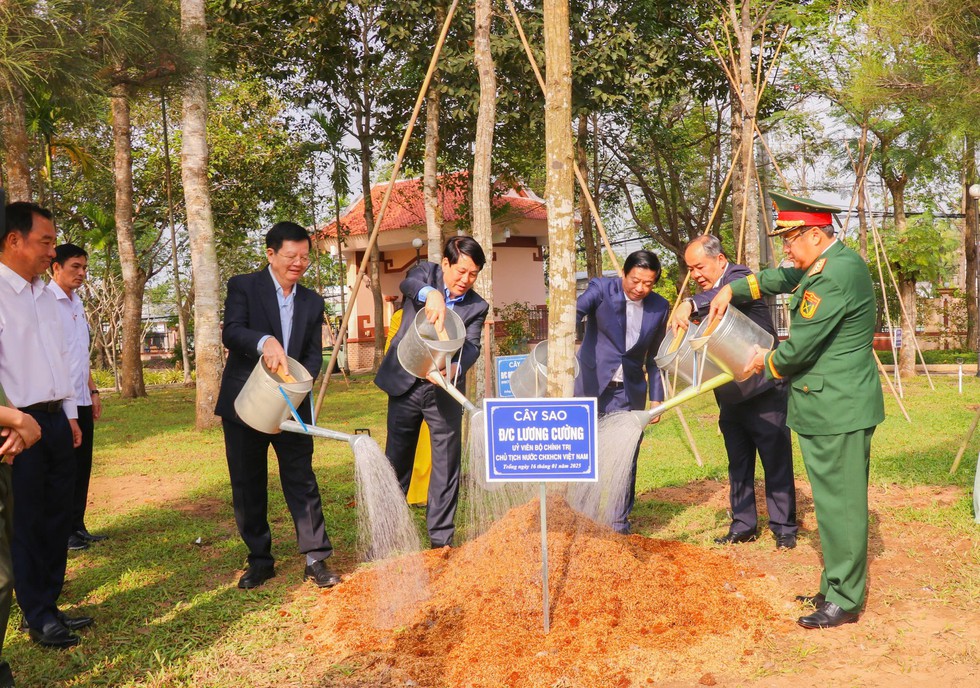 Chủ tịch nước Lương Cường dâng hương tại 2 khu lưu niệm ở Vĩnh Long- Ảnh 3.