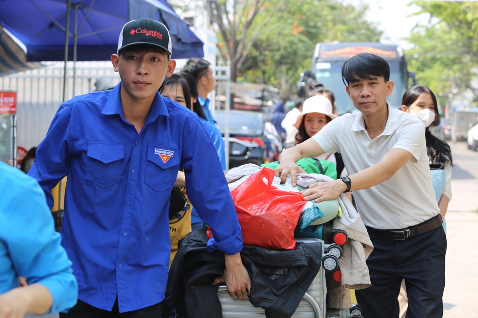 Những công nhân này có hoàn cảnh khó khăn, đã nhiều năm chưa về quê ăn Tết.