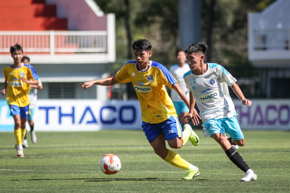 Đội Trường ĐH Văn Hiến (&aacute;o v&agrave;ng) hướng tới một chiến thắng quan trọng nữa ở nh&oacute;m 2