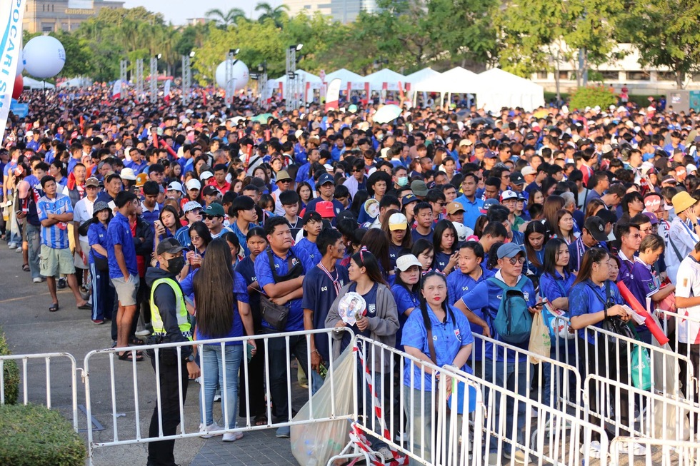 CĐV Thái Lan nườm nượp đổ ra sân Rajamangala, sắc đỏ Việt Nam gây ấn tượng mạnh!- Ảnh 18.