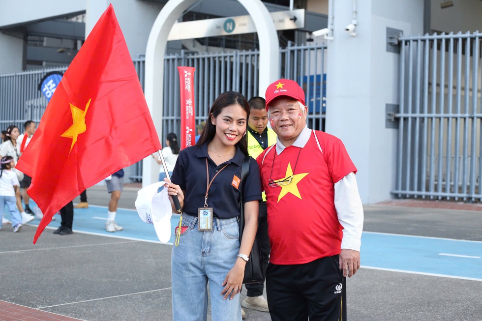 CĐV Thái Lan nườm nượp đổ ra sân Rajamangala, sắc đỏ Việt Nam gây ấn tượng mạnh!- Ảnh 16.