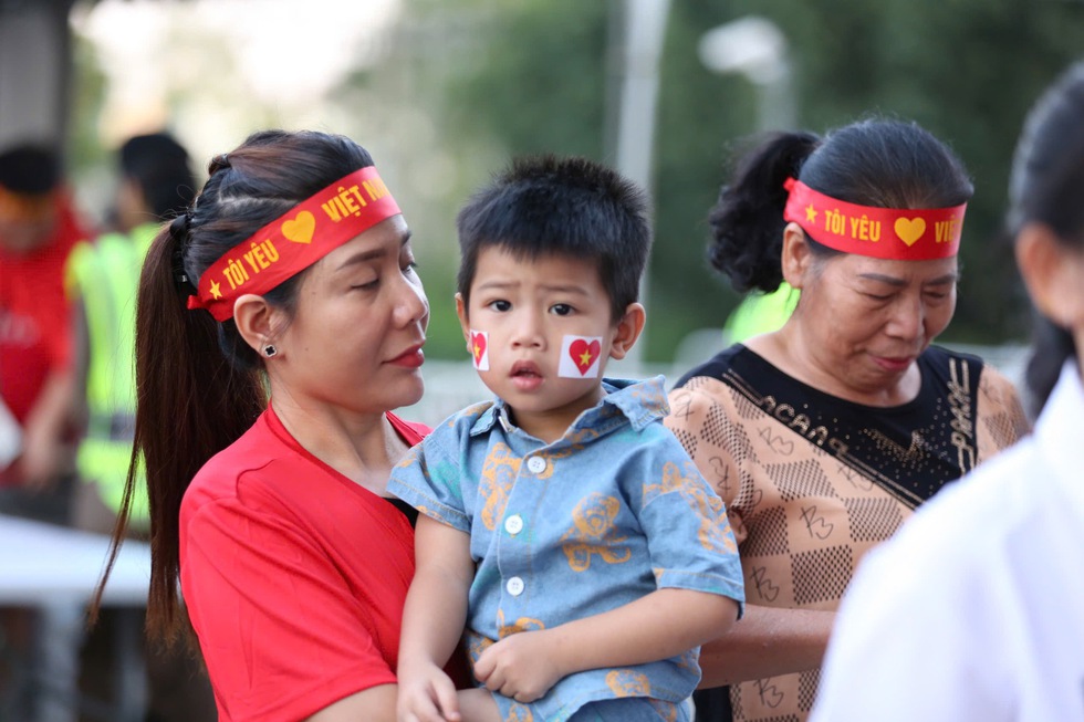 CĐV Thái Lan nườm nượp đổ ra sân Rajamangala, sắc đỏ Việt Nam gây ấn tượng mạnh!- Ảnh 10.