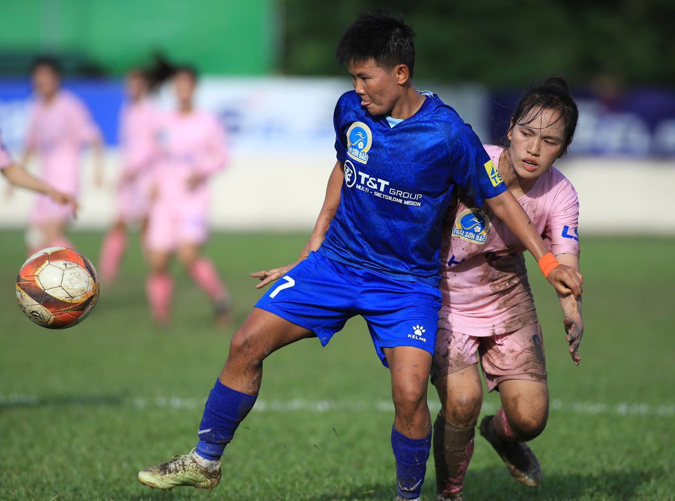 Bích Thùy giúp đội bóng cũ TP.HCM I lấy ngôi đầu từ Hà Nội - Ảnh 2. Bích Thùy giúp đội bóng cũ TP.HCM I lấy ngôi đầu từ Hà Nội - Ảnh 2.