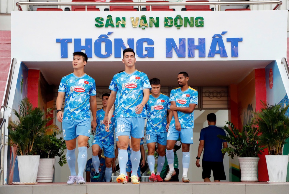 Đội tuyển Việt Nam v&agrave; &ocirc;ng Kim tặng qu&agrave; đặc biệt đến người h&acirc;m mộ TP.HCM- Ảnh 3.