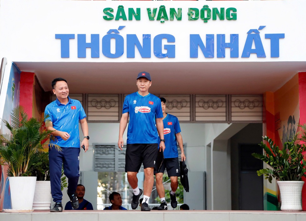 Đội tuyển Việt Nam v&agrave; &ocirc;ng Kim tặng qu&agrave; đặc biệt đến người h&acirc;m mộ TP.HCM- Ảnh 2.