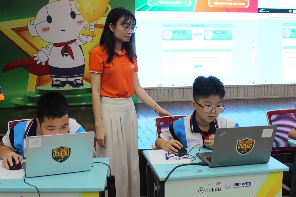 'Con hỏi AI 20 câu, máy đều trả lời, hỏi mẹ câu thứ 3 mẹ đã la'- Ảnh 1.