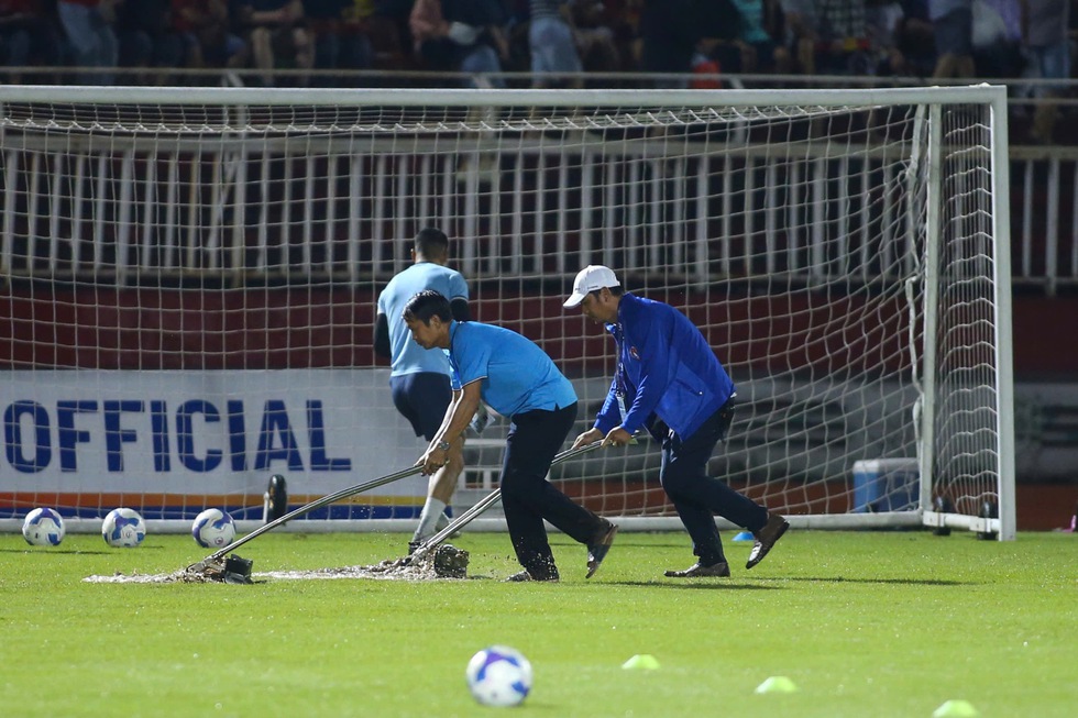 Mưa lớn, sân Thống Nhất ngập nước: Đội tuyển Việt Nam bị ảnh hưởng gì?- Ảnh 4.