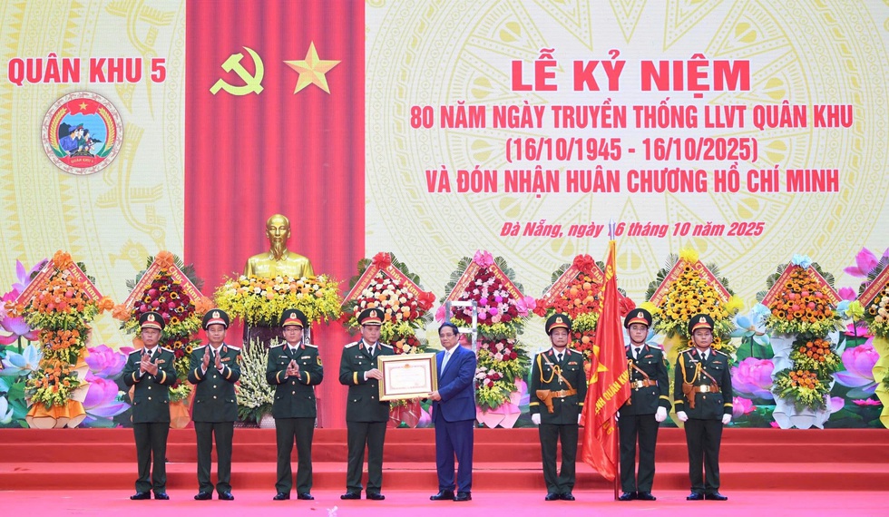 Thủ tướng Phạm Minh Chính: 'Vũ khí hiện đại đến đâu, con người vẫn là yếu tố quyết định thắng lợi'- Ảnh 7. Thủ tướng Phạm Minh Chính: 'Vũ khí hiện đại đến đâu, con người vẫn là yếu tố quyết định thắng lợi'- Ảnh 7.