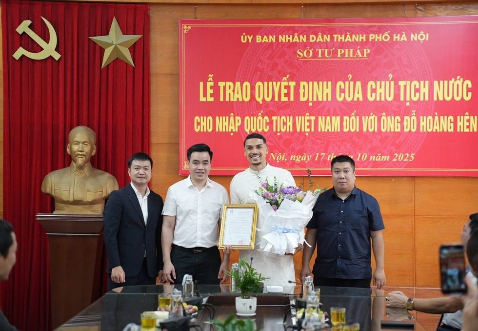 Trao quyết định nhập quốc tịch Việt Nam cho Đỗ Ho&agrave;ng H&ecirc;n: Kho&aacute;c &aacute;o đội tuyển với điều kiện n&agrave;o?- Ảnh 4.