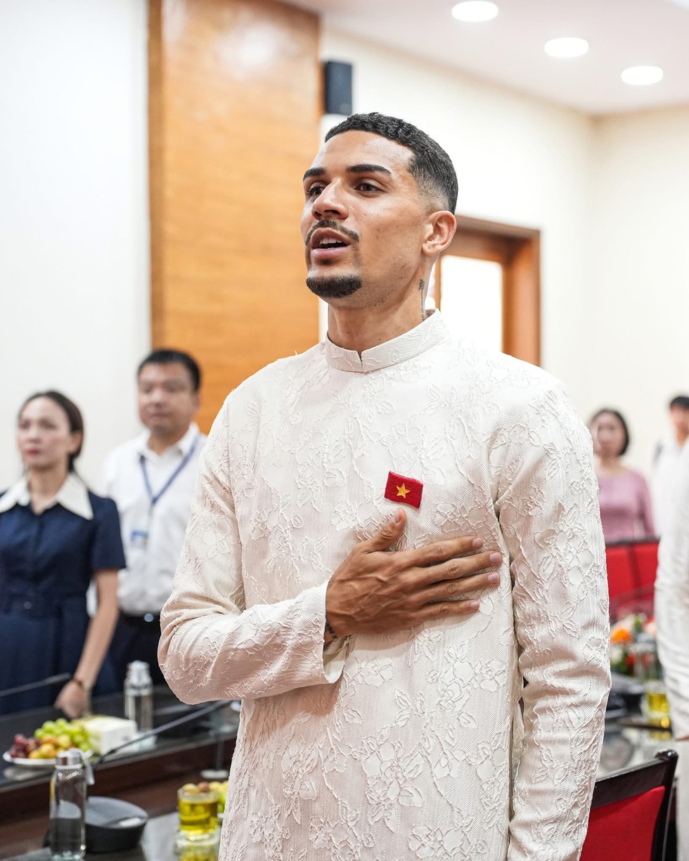 Đỗ Ho&agrave;ng H&ecirc;n x&uacute;c động khi trở th&agrave;nh c&ocirc;ng d&acirc;n Việt Nam: 'T&ocirc;i khao kh&aacute;t cống hiến cho Tổ quốc'- Ảnh 3.