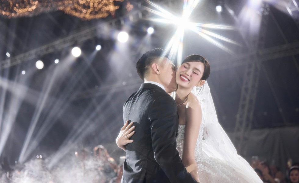 

Sau đó là nụ hôn ngọt ngào của chú rể dành cho cô dâu  