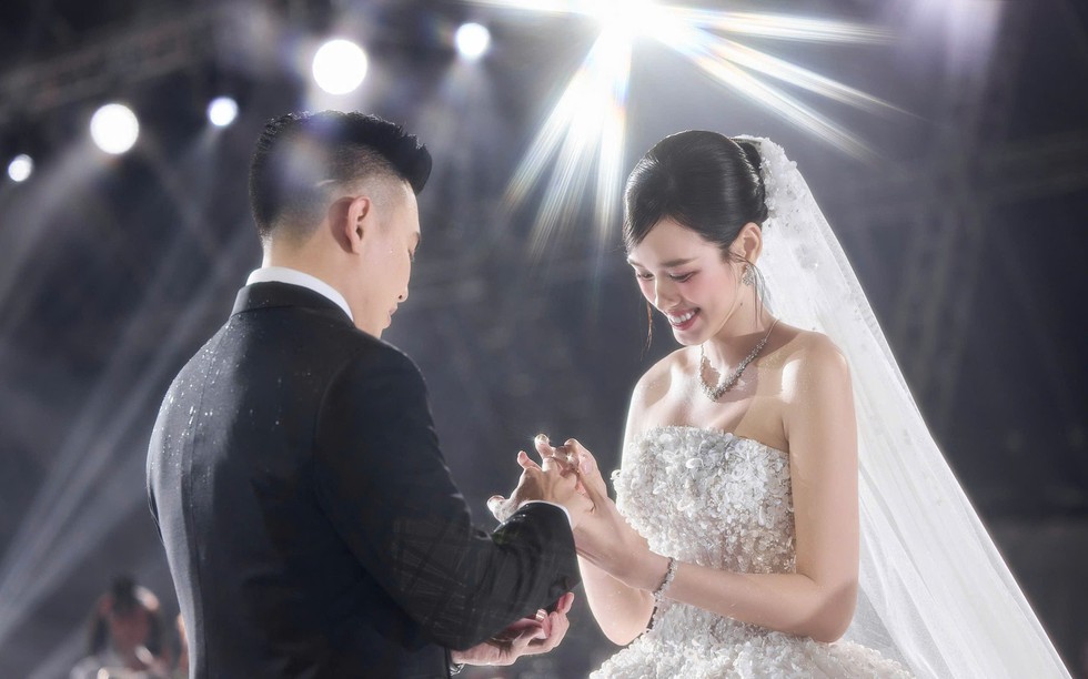 

Hoa hậu Đỗ Thị Hà và doanh nhân Viết Vương trao nhẫn cho nhau  
