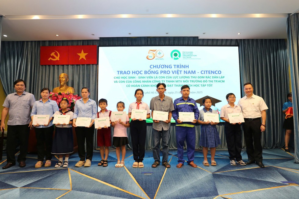 Con của công nhân vệ sinh môi trường nhận học bổng tổng trị giá 200 triệu đồng- Ảnh 3. Con của công nhân vệ sinh môi trường nhận học bổng tổng trị giá 200 triệu đồng- Ảnh 3.