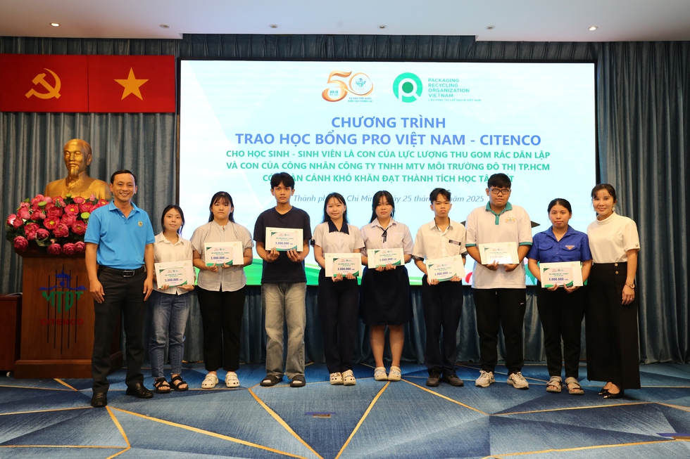 Con của công nhân vệ sinh môi trường nhận học bổng tổng trị giá 200 triệu đồng- Ảnh 6. Con của công nhân vệ sinh môi trường nhận học bổng tổng trị giá 200 triệu đồng- Ảnh 6.