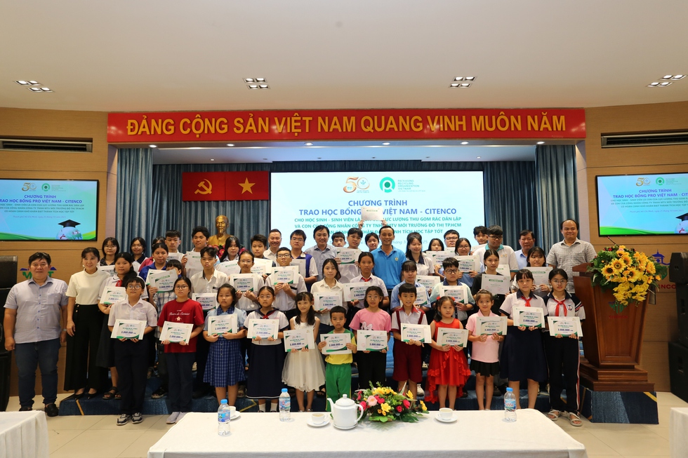 Con của công nhân vệ sinh môi trường nhận học bổng tổng trị giá 200 triệu đồng- Ảnh 5. Con của công nhân vệ sinh môi trường nhận học bổng tổng trị giá 200 triệu đồng- Ảnh 5.