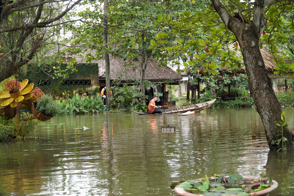 Triều cường ở TP.HCM, Nam bộ vượt lịch sử, ngập nước gây thiệt hại nặng nề: Vì sao?- Ảnh 2. Triều cường ở TP.HCM, Nam bộ vượt lịch sử, ngập nước gây thiệt hại nặng nề: Vì sao?- Ảnh 2.