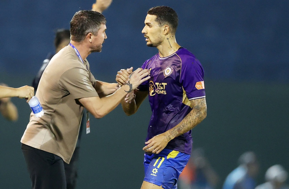 Đỗ Ho&agrave;ng H&ecirc;n đem lại vận may gi&uacute;p HLV Harry Kewell c&oacute; chiến thắng đầu ti&ecirc;n cho CLB H&agrave; Nội