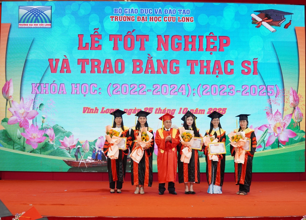 Trường ĐH Cửu Long trao bằng thạc sĩ cho 224 học viên- Ảnh 1. Trường ĐH Cửu Long trao bằng thạc sĩ cho 224 học viên- Ảnh 1.