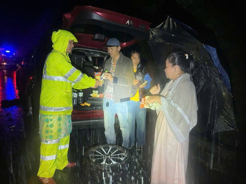 Sạt lở đèo Lò Xo chia cắt miền núi CSGT đội mưa cứu dân gặp nạn - Ảnh 3. Sạt lở đèo Lò Xo chia cắt miền núi CSGT đội mưa cứu dân gặp nạn - Ảnh 3.