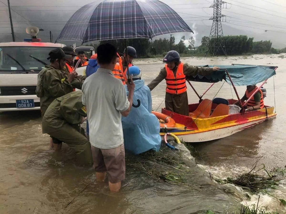 Đà Nẵng: Công an băng qua dòn…