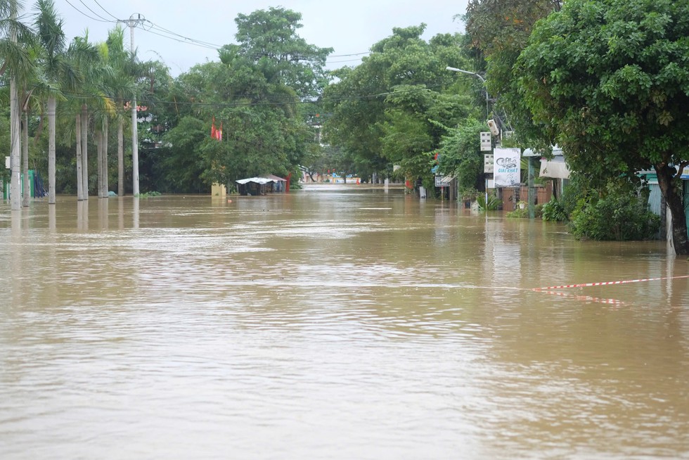 Chủ tịch UBND TP.Đà Nẵng chỉ đạo khẩn bảo đảm an toàn cho người dân, bảo vệ cầu Câu Lâu- Ảnh 2. Chủ tịch UBND TP.Đà Nẵng chỉ đạo khẩn bảo đảm an toàn cho người dân, bảo vệ cầu Câu Lâu- Ảnh 2.