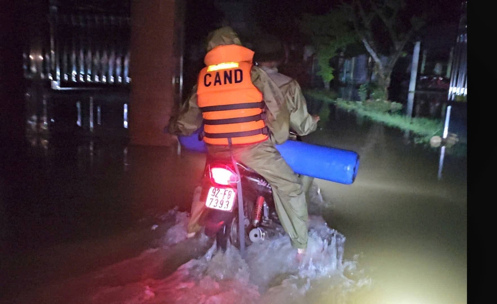 TP.Đà Nẵng: Công an vượt lũ, mang bình ô xy cho Mẹ Việt Nam anh hùng - Ảnh 1.