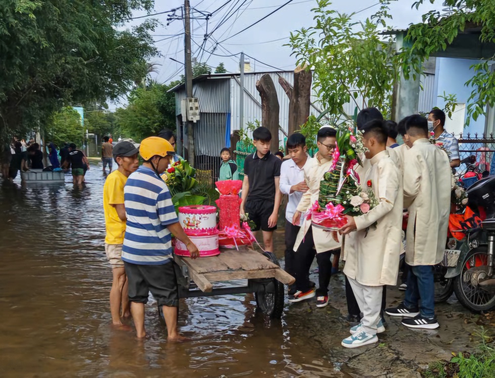 Đám cưới xúc động của cô dâu chú rể vượt lũ giữa Đà Nẵng đầy tình người - Ảnh 2. Đám cưới xúc động của cô dâu chú rể vượt lũ giữa Đà Nẵng đầy tình người - Ảnh 2.