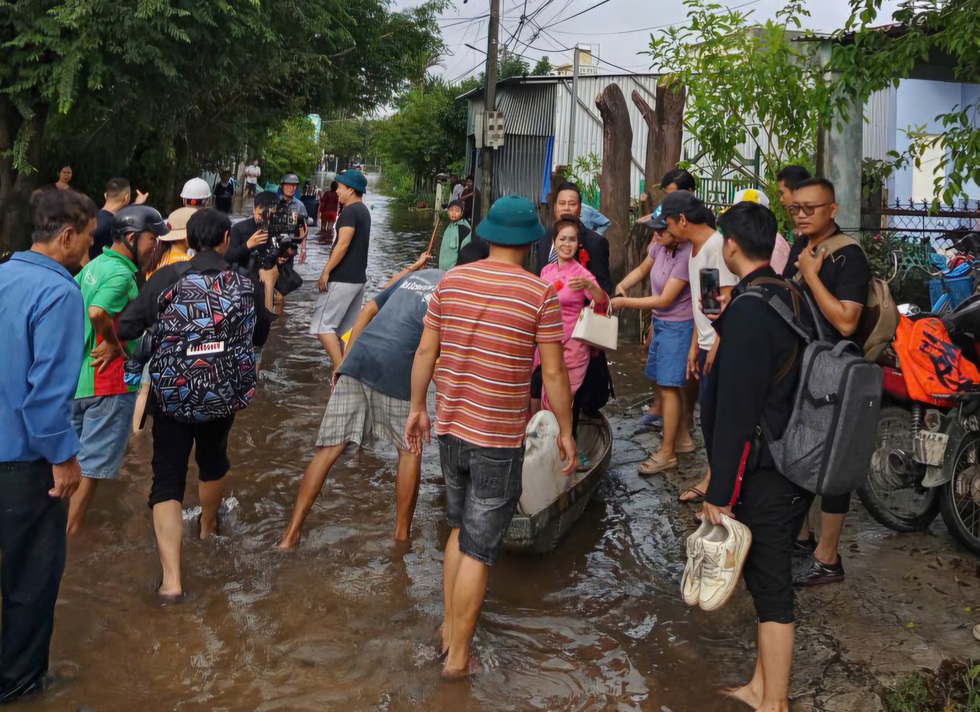 Đám cưới xúc động của cô dâu chú rể vượt lũ giữa Đà Nẵng đầy tình người - Ảnh 3. Đám cưới xúc động của cô dâu chú rể vượt lũ giữa Đà Nẵng đầy tình người - Ảnh 3.