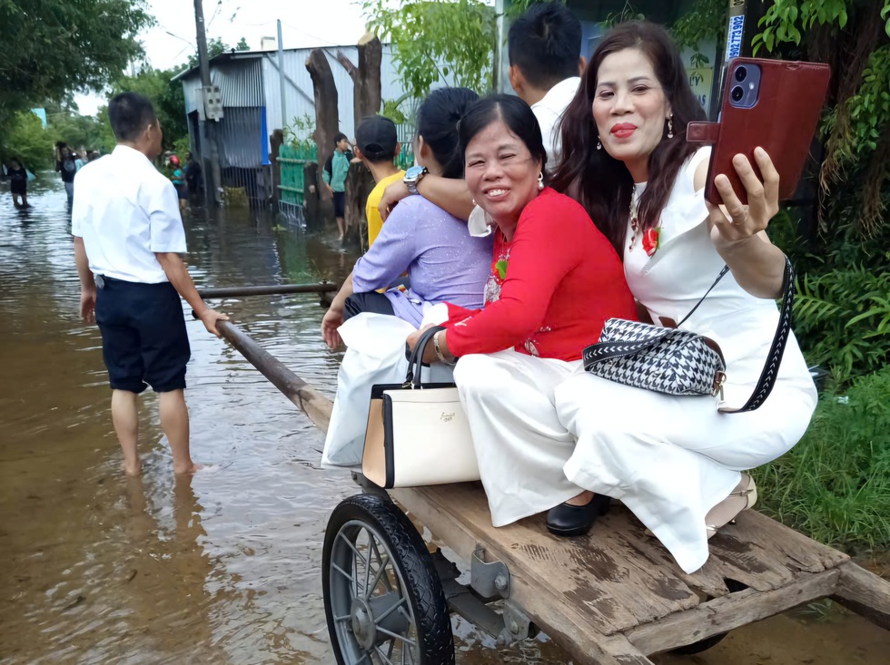 Đám cưới xúc động của cô dâu chú rể vượt lũ giữa Đà Nẵng đầy tình người - Ảnh 4. Đám cưới xúc động của cô dâu chú rể vượt lũ giữa Đà Nẵng đầy tình người - Ảnh 4.