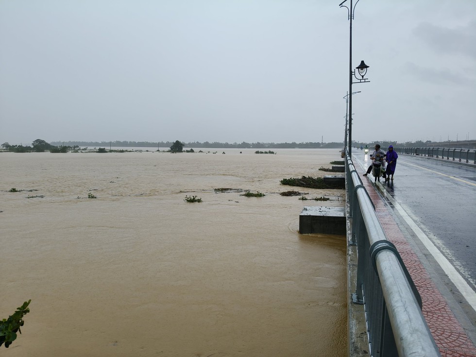 Chủ tịch UBND TP.Đà Nẵng chỉ đạo khẩn bảo đảm an toàn cho người dân, bảo vệ cầu Câu Lâu- Ảnh 3. Chủ tịch UBND TP.Đà Nẵng chỉ đạo khẩn bảo đảm an toàn cho người dân, bảo vệ cầu Câu Lâu- Ảnh 3.