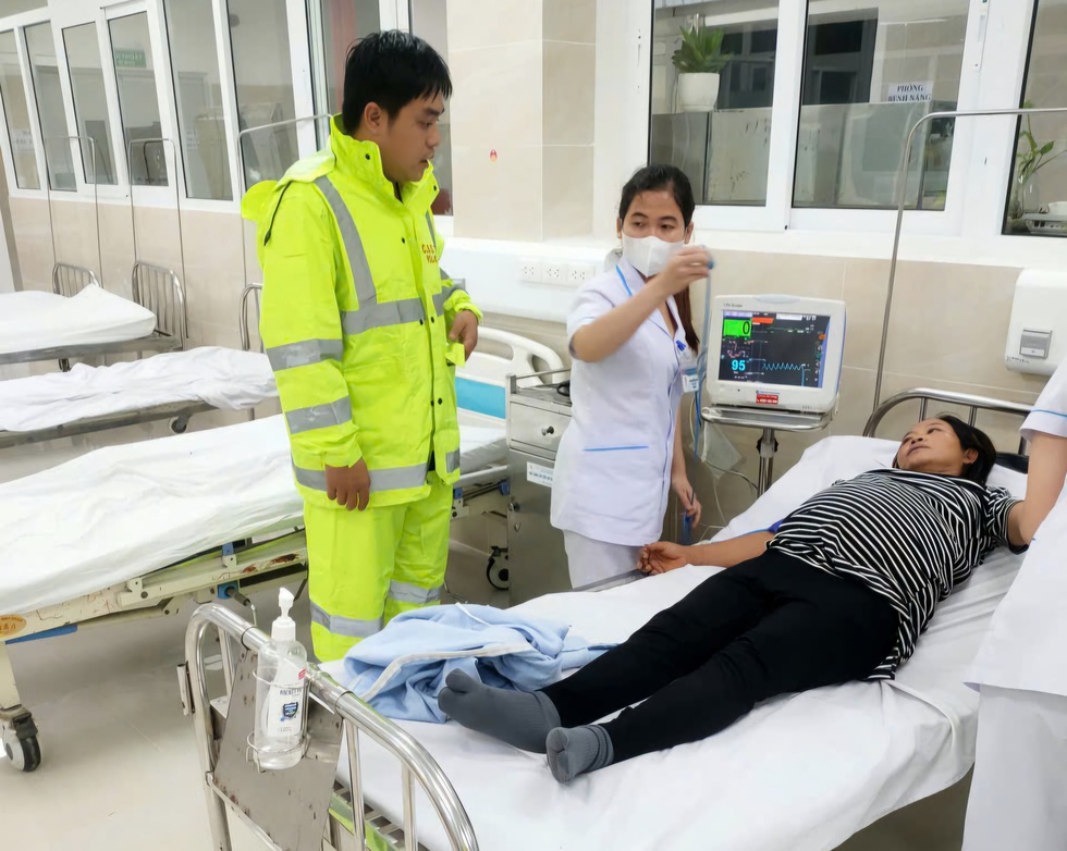 CSGT Đà Nẵng vượt lũ đưa sản phụ bị vỡ ối đến bệnh viện- Ảnh 1. CSGT Đà Nẵng vượt lũ đưa sản phụ bị vỡ ối đến bệnh viện- Ảnh 1.