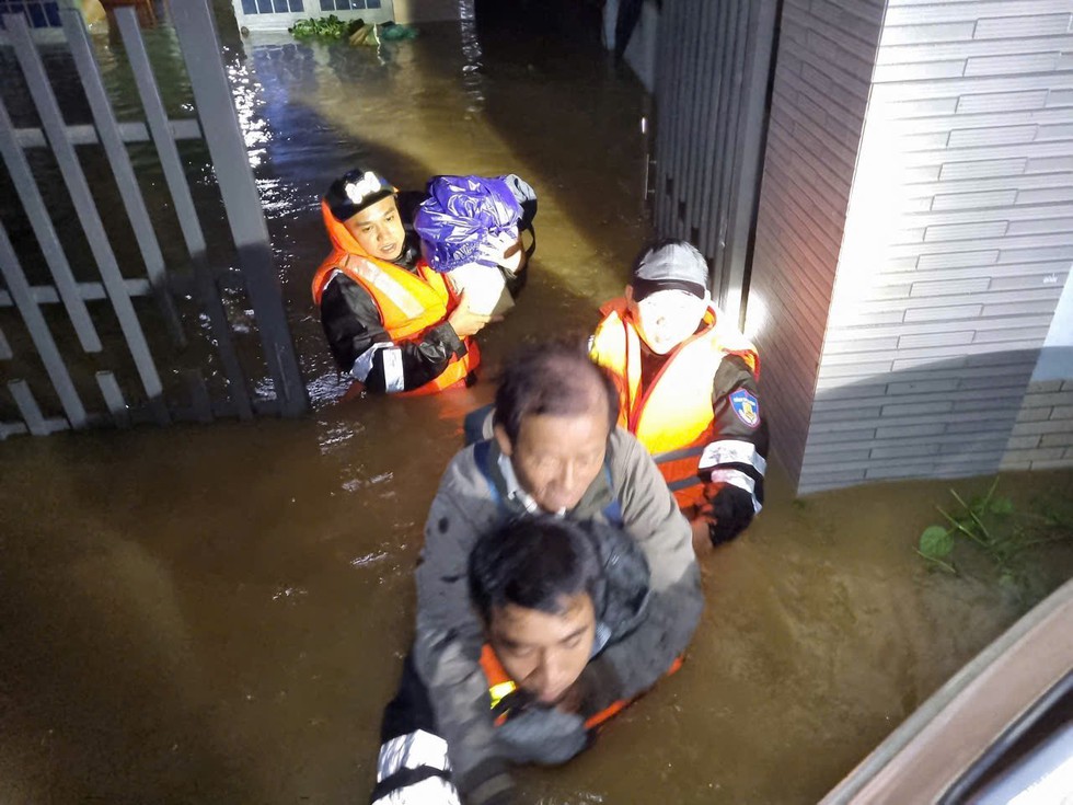 CSGT Đà Nẵng vượt lũ đưa sản phụ bị vỡ ối đến bệnh viện- Ảnh 2. CSGT Đà Nẵng vượt lũ đưa sản phụ bị vỡ ối đến bệnh viện- Ảnh 2.