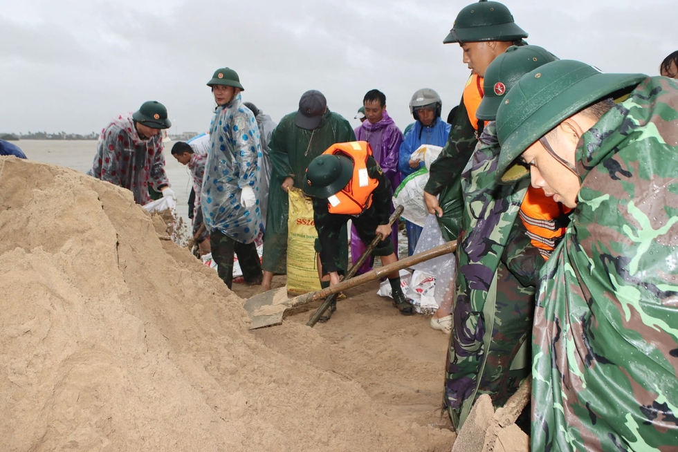 Đà Nẵng: Bộ đội căng mình 'vá' kè biển Duy Nghĩa- Ảnh 2. Đà Nẵng: Bộ đội căng mình 'vá' kè biển Duy Nghĩa- Ảnh 2.
