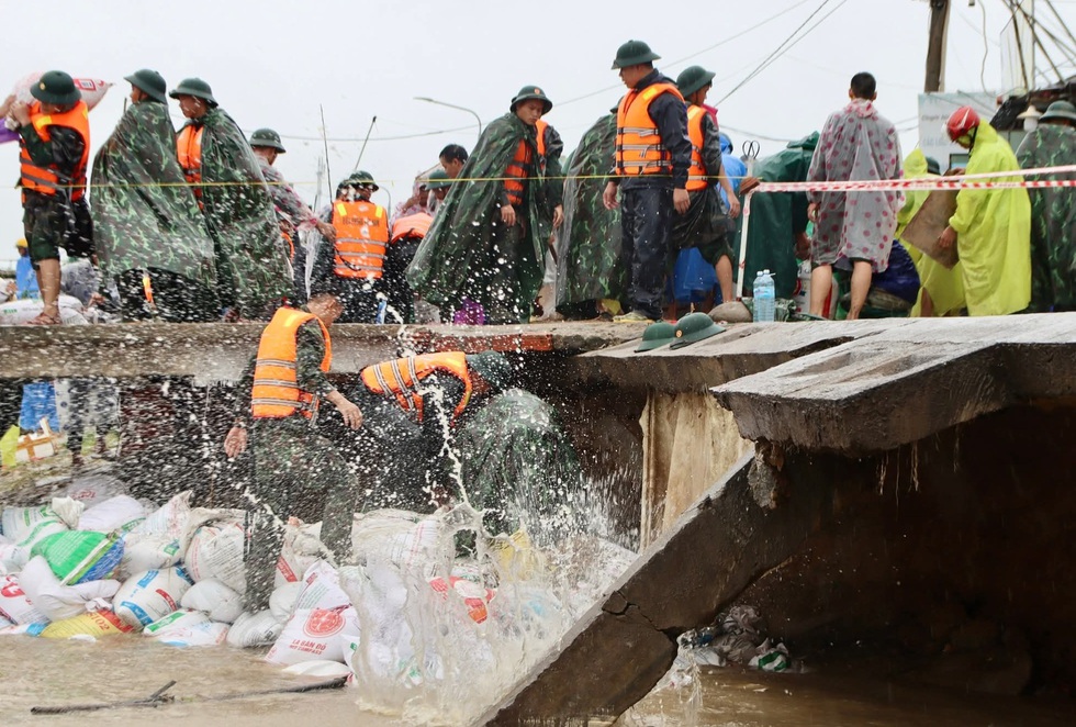 Đà Nẵng: Bộ đội căng mình 'vá' kè biển Duy Nghĩa- Ảnh 3. Đà Nẵng: Bộ đội căng mình 'vá' kè biển Duy Nghĩa- Ảnh 3.