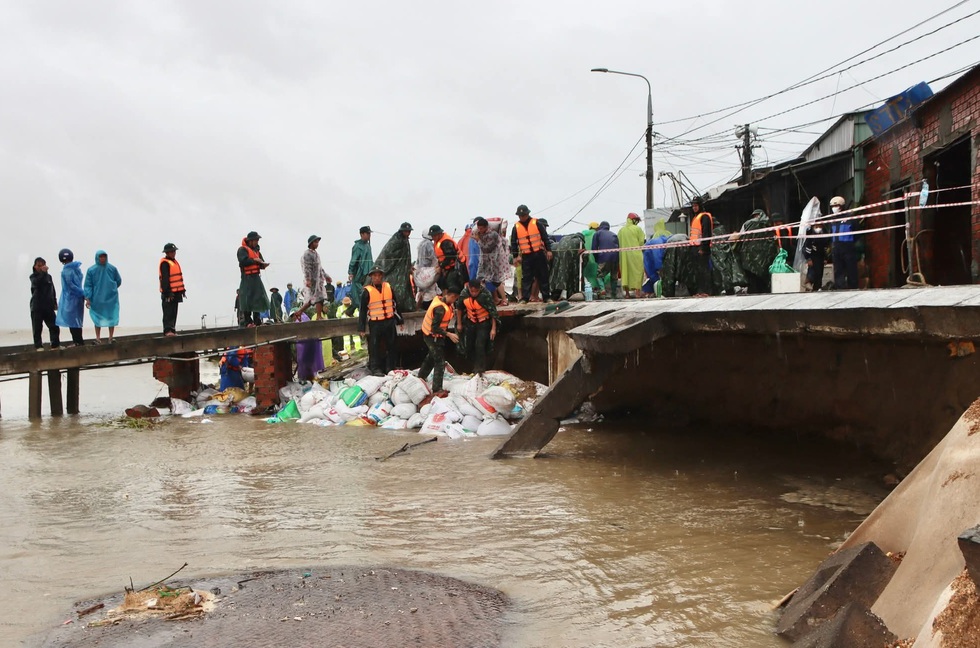 Đà Nẵng: Bộ đội căng mình 'vá' kè biển Duy Nghĩa- Ảnh 1. Đà Nẵng: Bộ đội căng mình 'vá' kè biển Duy Nghĩa- Ảnh 1.