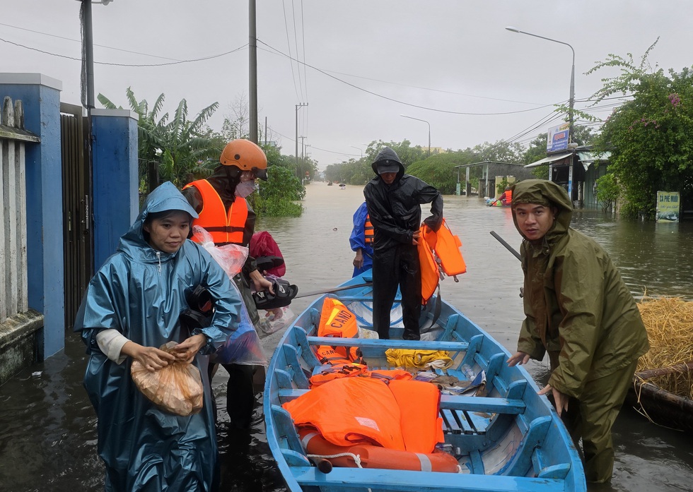 Người trẻ Đà Nẵng vượt lũ tiếp tế vùng lụt: 'Ủng hộ cho ai cũng được'- Ảnh 1. Người trẻ Đà Nẵng vượt lũ tiếp tế vùng lụt: 'Ủng hộ cho ai cũng được'- Ảnh 1.