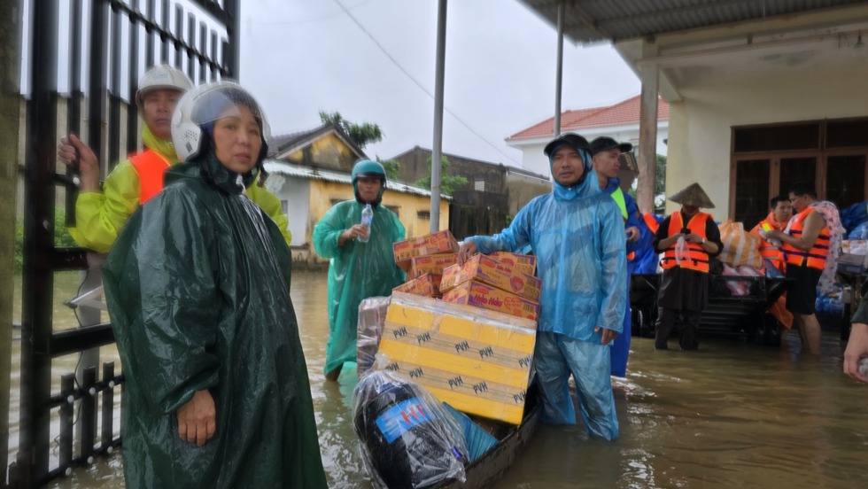 Người trẻ Đà Nẵng vượt lũ tiếp tế vùng lụt: 'Ủng hộ cho ai cũng được'- Ảnh 7. Người trẻ Đà Nẵng vượt lũ tiếp tế vùng lụt: 'Ủng hộ cho ai cũng được'- Ảnh 7.