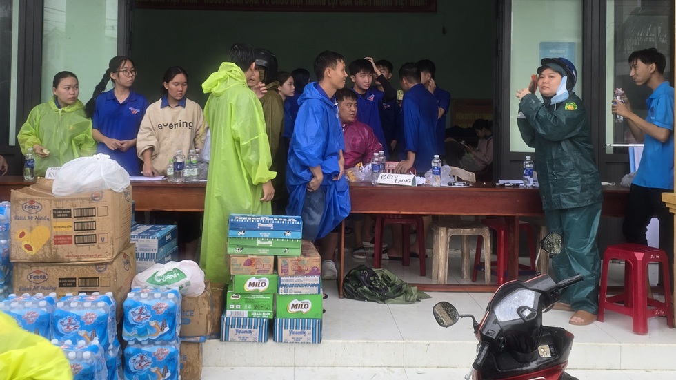 Người trẻ Đà Nẵng vượt lũ tiếp tế vùng lụt: 'Ủng hộ cho ai cũng được'- Ảnh 3. Người trẻ Đà Nẵng vượt lũ tiếp tế vùng lụt: 'Ủng hộ cho ai cũng được'- Ảnh 3.
