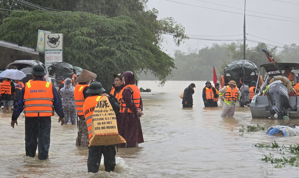 Người trẻ Đà Nẵng vượt lũ tiếp tế vùng lụt: 'Ủng hộ cho ai cũng được'- Ảnh 2. Người trẻ Đà Nẵng vượt lũ tiếp tế vùng lụt: 'Ủng hộ cho ai cũng được'- Ảnh 2.