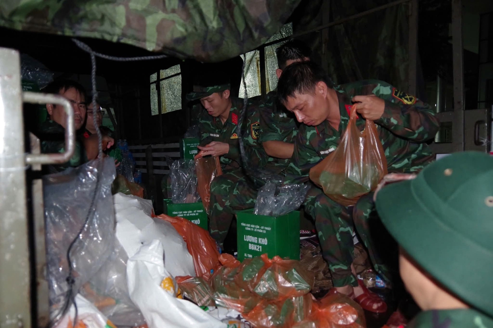 Đà Nẵng: Quân đội hành quân trong đêm cứu dân vùng ngập sâu ở Điện Bàn Bắc- Ảnh 6. Đà Nẵng: Quân đội hành quân trong đêm cứu dân vùng ngập sâu ở Điện Bàn Bắc- Ảnh 6.