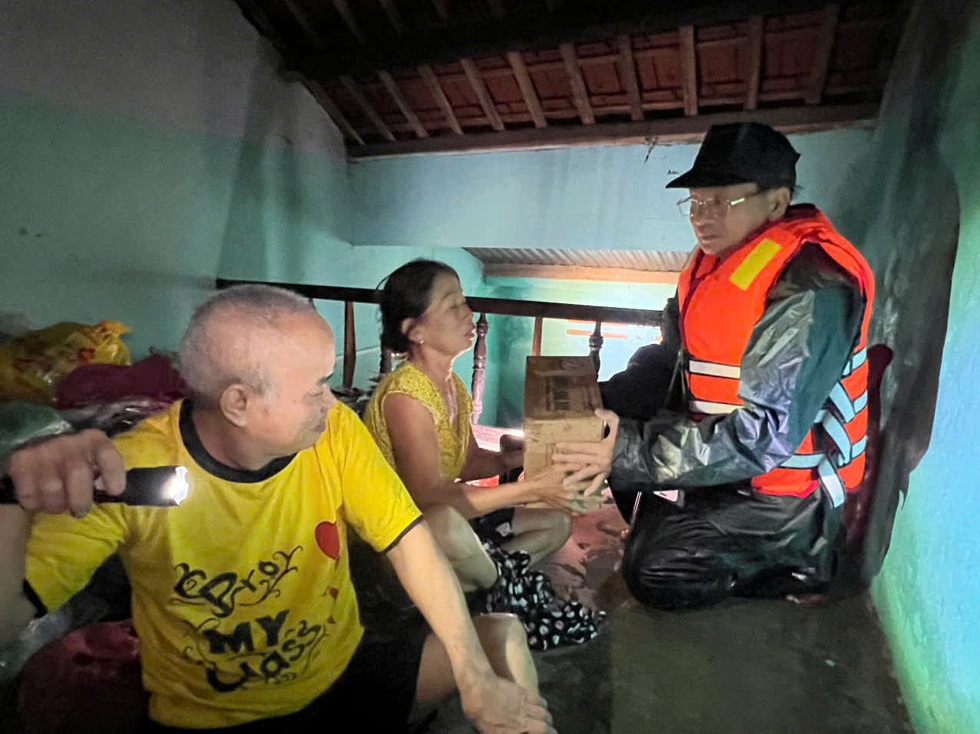 Đà Nẵng: Quân đội hành quân trong đêm cứu dân vùng ngập sâu ở Điện Bàn Bắc- Ảnh 7. Đà Nẵng: Quân đội hành quân trong đêm cứu dân vùng ngập sâu ở Điện Bàn Bắc- Ảnh 7.