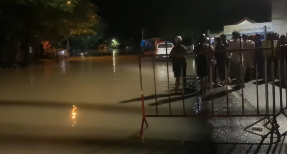 Đà Nẵng: Trụ trì chùa mang lương thực cứu dân, ghe gặp nạn giữa dòng nước lũ- Ảnh 1.