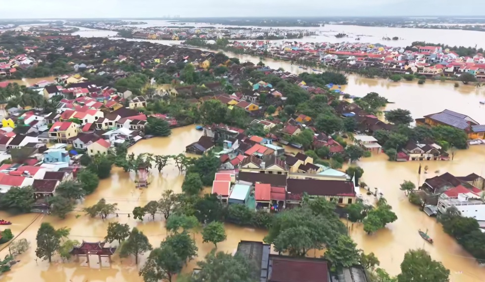 Đà Nẵng: Trụ trì chùa mang lương thực cứu dân, ghe gặp nạn giữa dòng nước lũ- Ảnh 2.