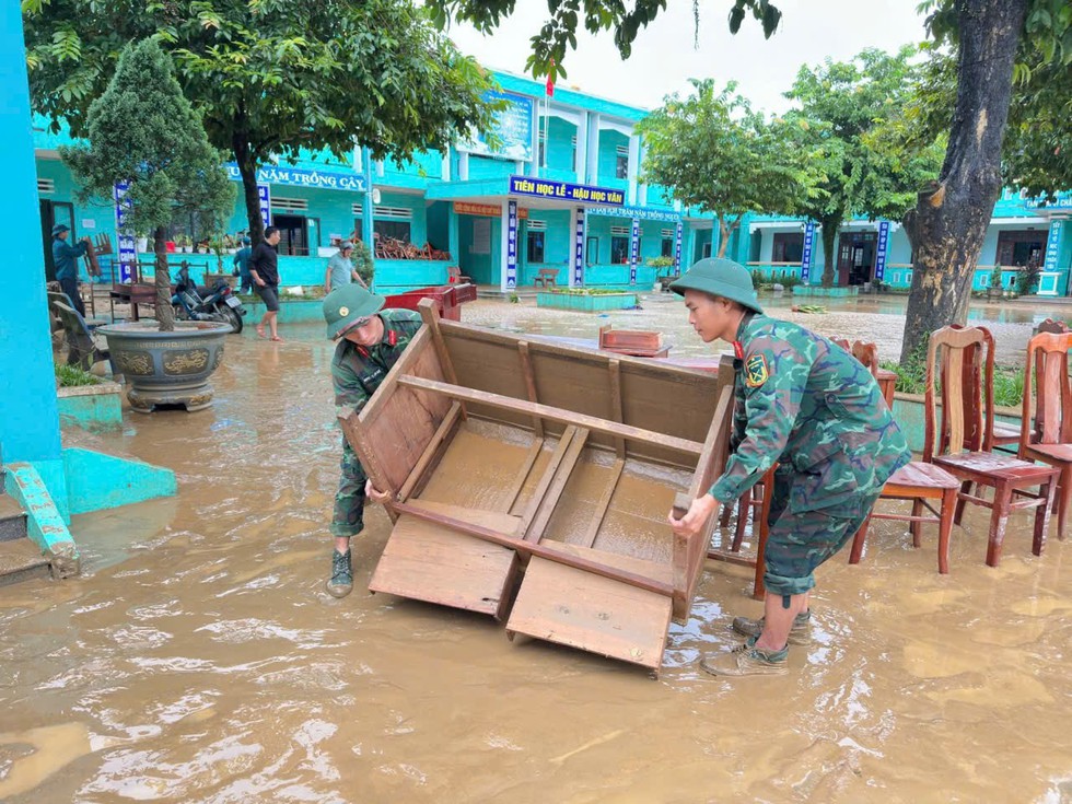 Đ&agrave; Nẵng: Nước r&uacute;t đến đ&acirc;u, bộ đội c&oacute; mặt gi&uacute;p d&acirc;n dọn lụt đến đ&oacute;- Ảnh 2.