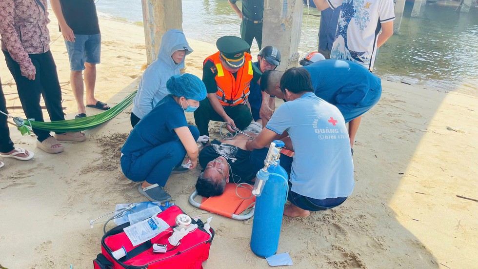 Dùng cano vượt sóng, cấp cứu ngư dân bị tai biến trên biển- Ảnh 3.