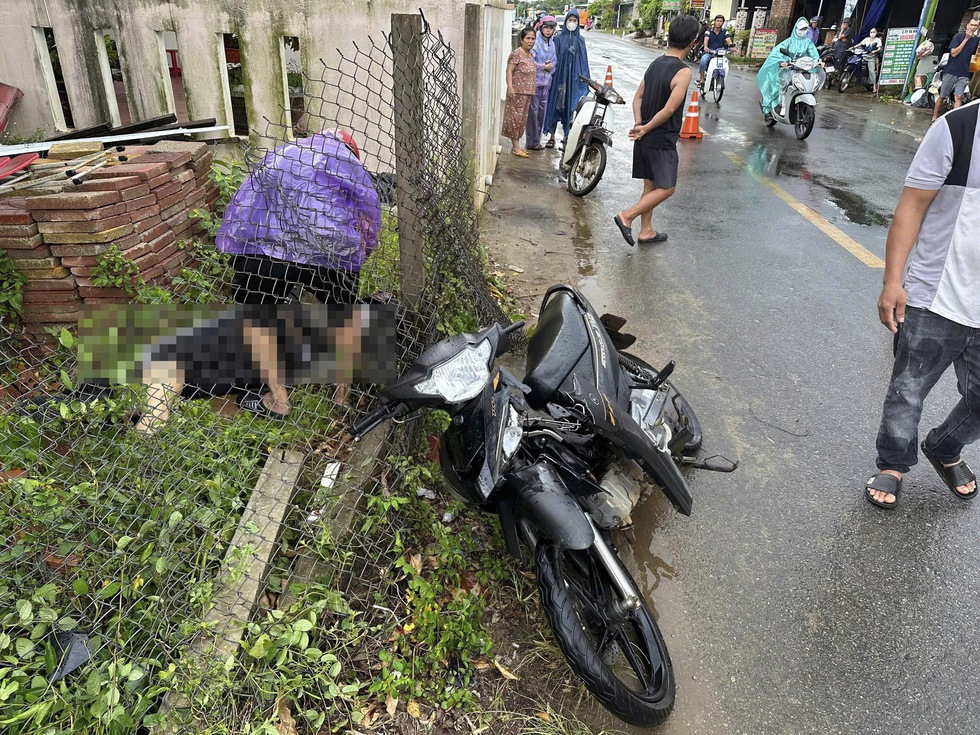 Ba học sinh đi cùng xe máy đến trường bị tai nạn, một em tử vong- Ảnh 1.