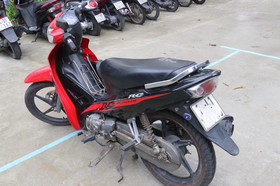 Đà Nẵng: Giả vờ mua điện thoại, cướp giật 2 iPhone rồi lên xe máy tẩu thoát - Ảnh 3.