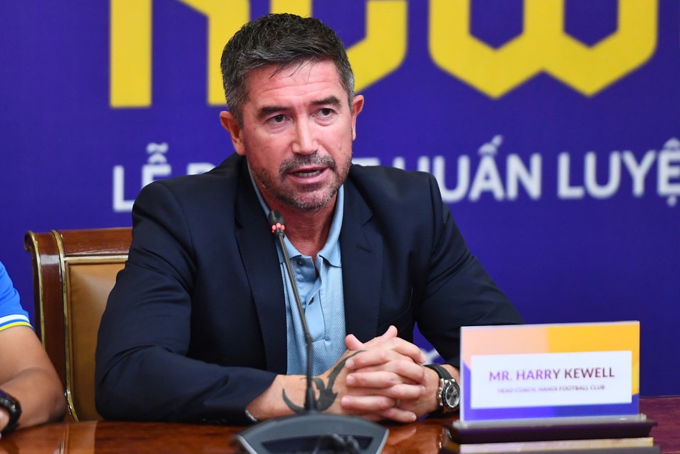 Sếp lớn CLB Hà Nội nói điều bất ngờ trong ngày huyền thoại Harry Kewell ra mắt truyền thông- Ảnh 3. Sếp lớn CLB Hà Nội nói điều bất ngờ trong ngày huyền thoại Harry Kewell ra mắt truyền thông- Ảnh 3.